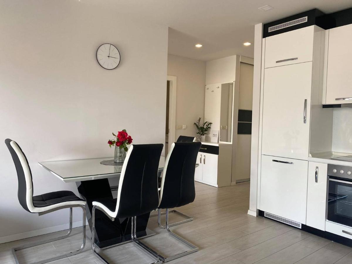 Modern Apartments With Garage Макарска Экстерьер фото