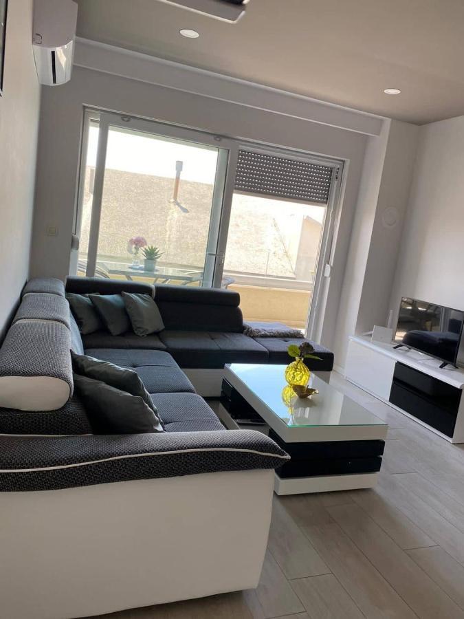 Modern Apartments With Garage Макарска Экстерьер фото